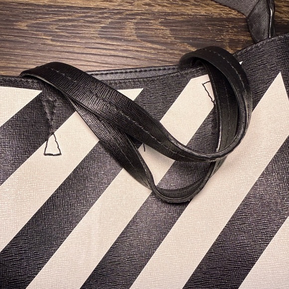 Off-White Diagonal Stripe Tote Bag - Picture 5 of 9
